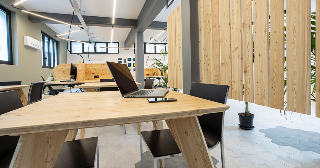 Coworking vs Smart Working: Chi vince? 1 sede di lavoro vuota con pc su scrivania